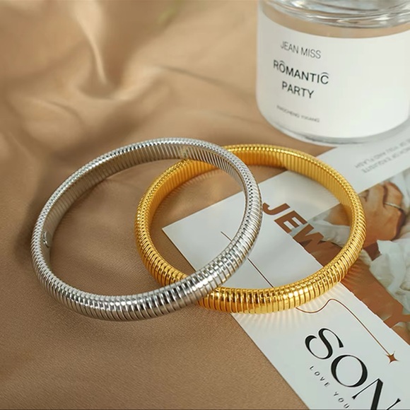 ◾️18K Gold Plated Flexible Ribbed Designed Bracelet - Picture 13 of 15